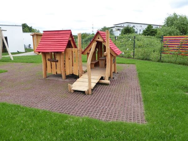 Spielhaus, Kletterturm, Holzspielgerät, Rutsch-/Wipp-Set, Kita-Spielplatz