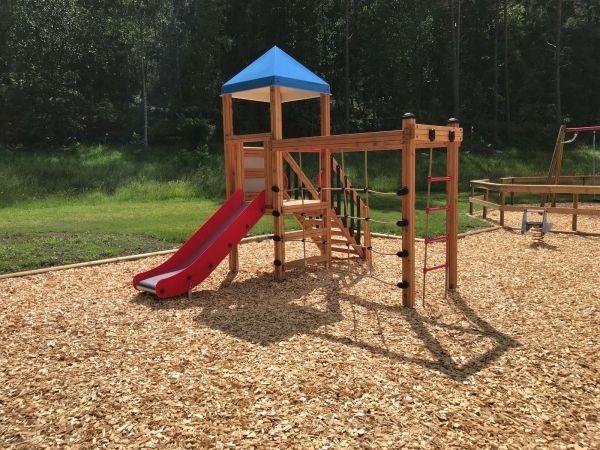 Logo Spielturm mit Kletternetz