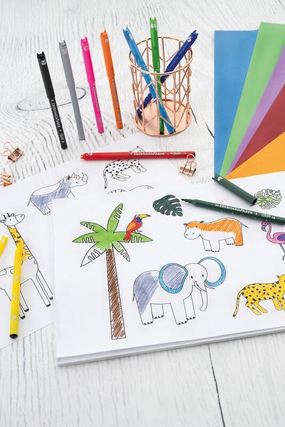 Kinderzeichnung, Malblock, Farbenstifte, Tierillustrationen, Skizzenbuch