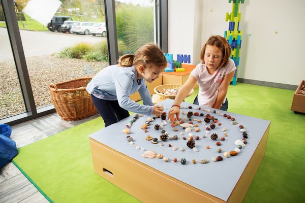 Kinderpiel, Kreisel-Spiel, Steinchen, Zapfen, Stein-Anordnung