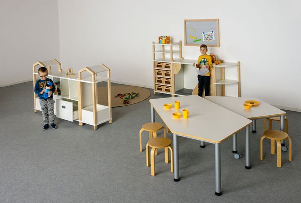 Fünfecktisch mit 2 Rollen, Platte mit Melaminharzbeschichtung, LxB: 120x110 cm