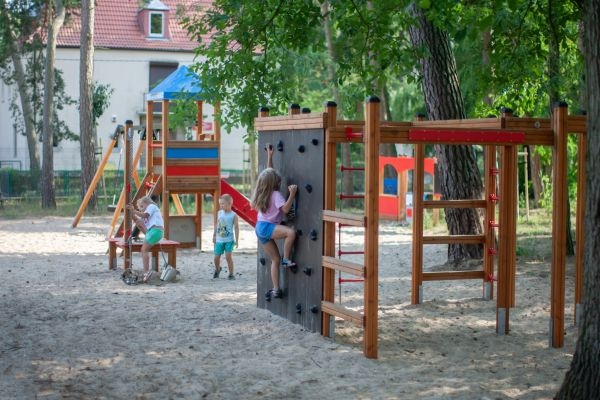 Logo Spielturm mit Vogelnestschaukel und Reifenschaukel (BNS 120 cm)
