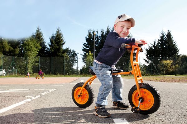Kinderfahrrad, Dreirad, Orange, Jeans, Helmloses Fahrrad