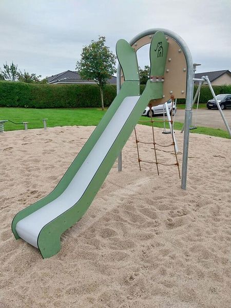 offene Rutsche mit Kletternetz