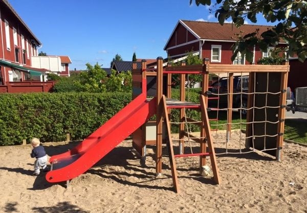 Klettergerüst mit Kletterwand und Rutsche