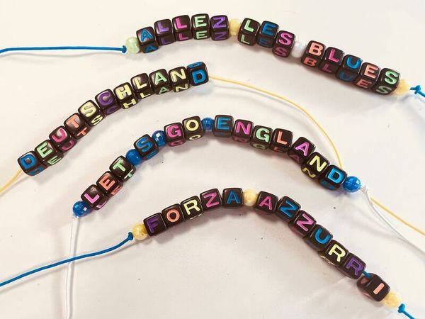 Buchstabenperlen neon & schwarz, 300 Stück Buchstabenperlen neon & schwarz, 300 Stück