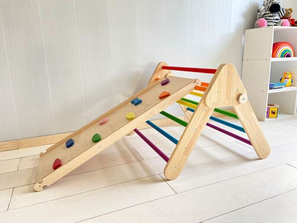 Klappbares Kletterdreieck mit Rutsch- und Kletterbrett Klappbares Kletterdreieck mit Rutsch- und Kletterbrett