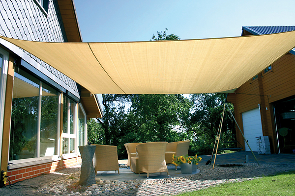 Outdoor-Sitzgruppe, Terrasse, Schattensegel, sandfarbig, Gartenmöbel