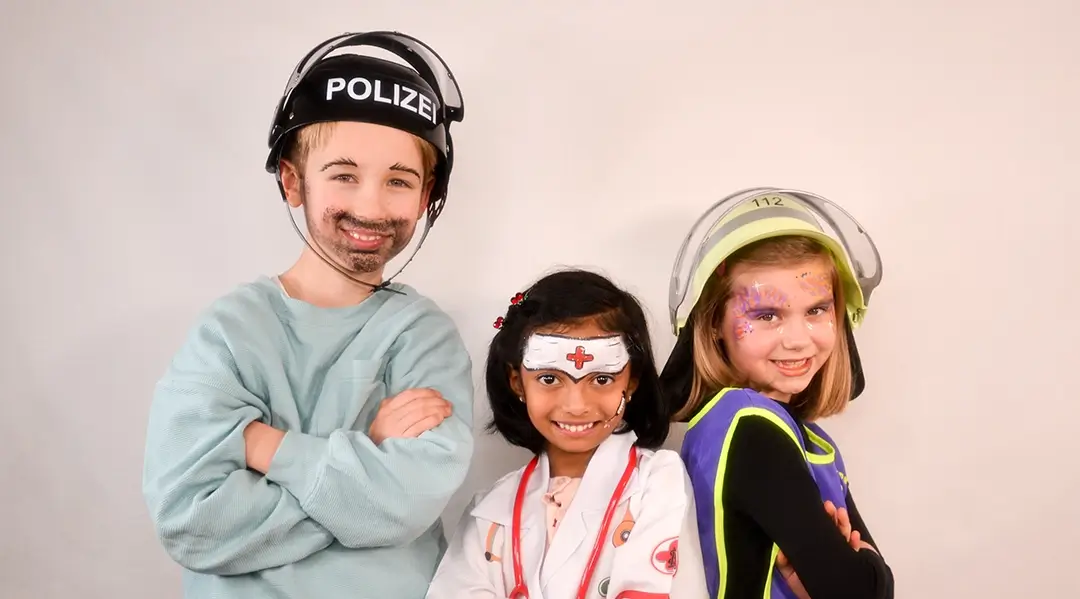 Drei verkleidete Kinder