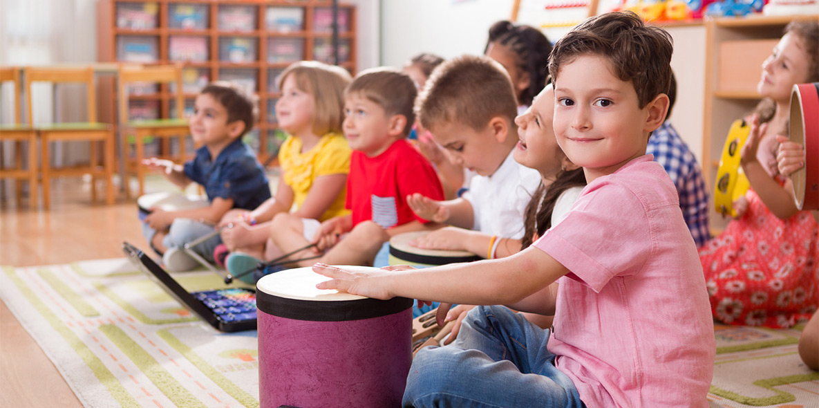 Kinder spielen Instrumente im Morgenkreis