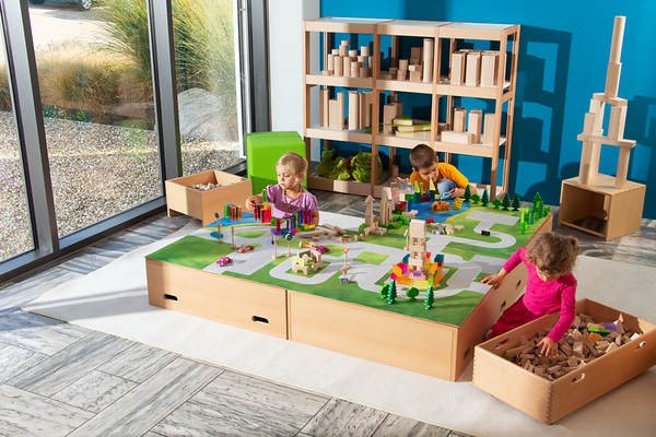 Spielteppich, Holzspieltisch, Straßenmotiv, Kinderzimmer, Spielzeugaufbewahrung
