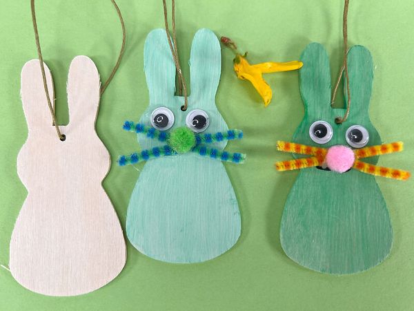 Hase, Hase aus Holz, Osterdeko, Papier/Holzanhänger, Waldgruppe
