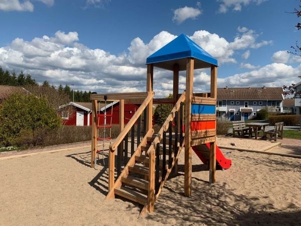 Logo Spielturm mit Kletternetz