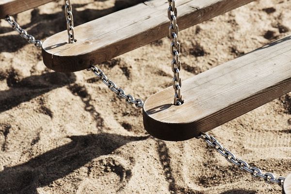Schaukel, Holzschaukel, Sandboden, Kettenseil, Holzbrett