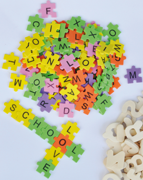 Puzzleteile "Buchstaben" aus Moosgummi, selbstklebend, 2.000 Stück, verschiedene Buchstaben und Farben gemischt