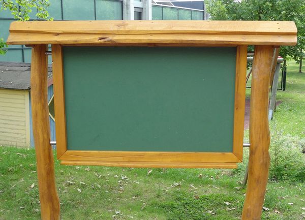 Schultafel, grüne Tafel, Holzrahmen, Holzstativ, Outdoor