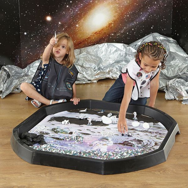 play sandbox, sandbox game, space scene, figures, kids playing