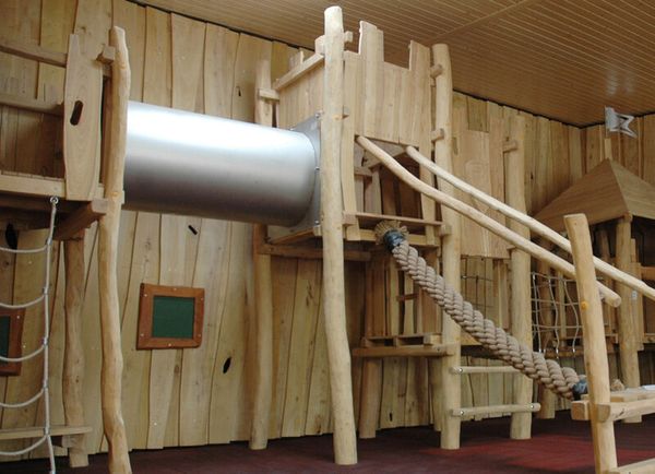 holzspielzeug, kletteranlage, tunnelrutsche, seilbrücke, holzstruktur