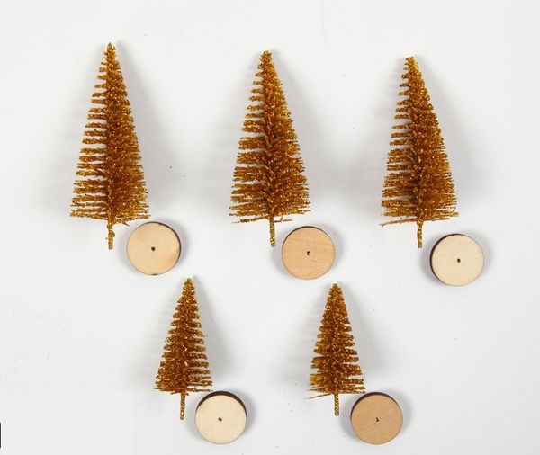 kleine Weihnachtsbäume, Flaschenbürstenbäume, goldene Farbe, Holzsockel, Set aus fünf