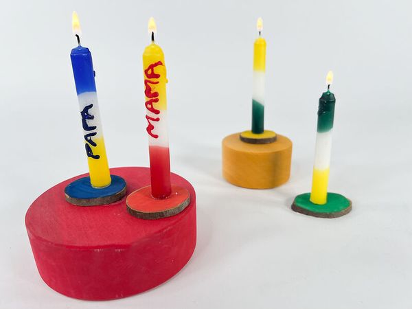 Adventskerzen, Geburtstagskerzen, bunte Kerzen, Holzständer, kleine Kerzen