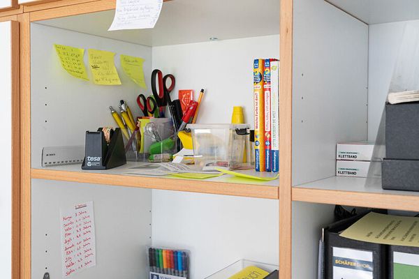 DECOR Gruppenraum-Büro Sekretär-Regal mit Steckdosenleiste,  Regal mit Eigentumsfächern und 24 Eigentumskisten