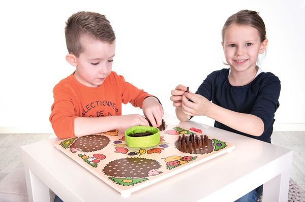 Würfelspiel Mecki & Co., 2-4 Spieler, ab 4 Jahre, Spieldauer 15 Minuten Würfelspiel Mecki & Co., 2-4 Spieler, ab 4 Jahre, Spieldauer 15 Minuten