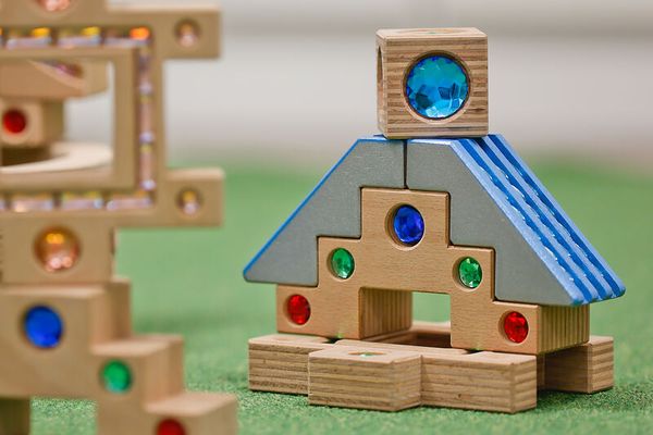 REGENBOGENLAND Himmelstreppe, 40 Bausteine + Holzkasten