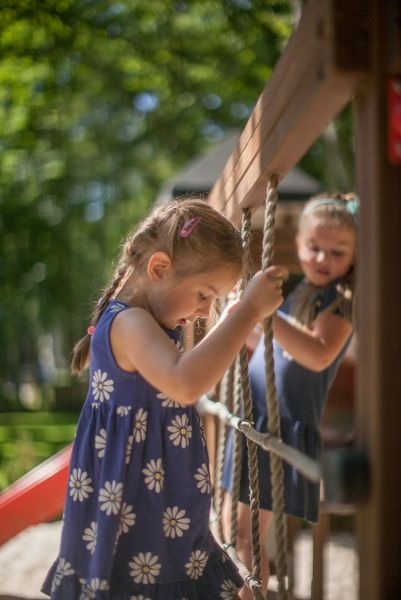 Logo Spielturm mit Kletternetz