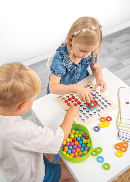 puzzle, pädagogisches Spielzeug, bunte Perlen, Stäbchenbrett, Kinderbasteln