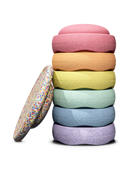 bunte Donuts, gestapelte Donuts, Donuts mit Streuseln?, Zuckerglasur?, Farbenstapel
