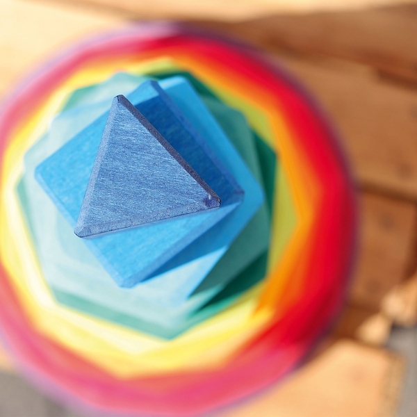 Pyramidenblock, Holzblock, blaues Pyramid, bunter Stapel, geometrische Form