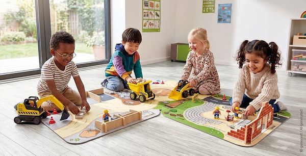 Kinderspielzeug, Bau-Set, Spielzeugcrane, Kleidung, Kinderzimmer