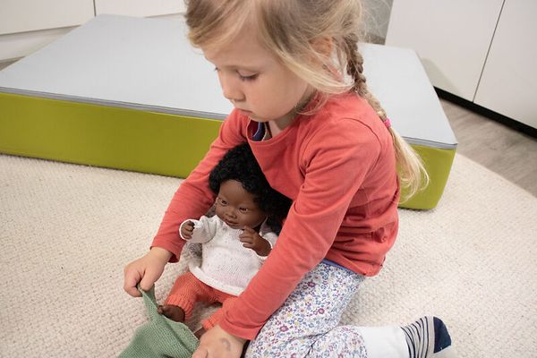 Puppe Mädchen afrikanisch mit Downsydrom - 38 cm
