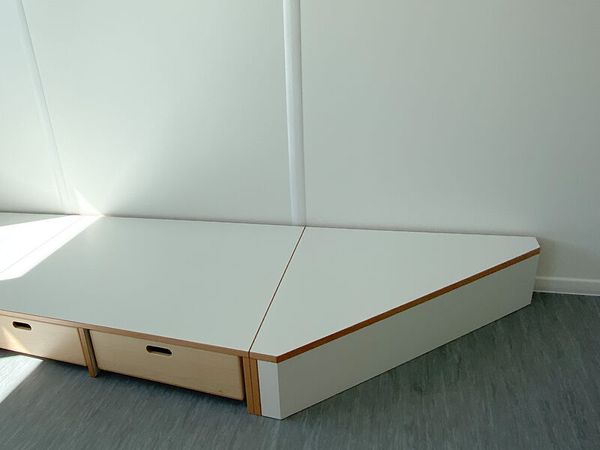 low-profile Bett, Plattformbett, weiße Oberfläche, eingebaute Schubladen, Schubladenbettbasis