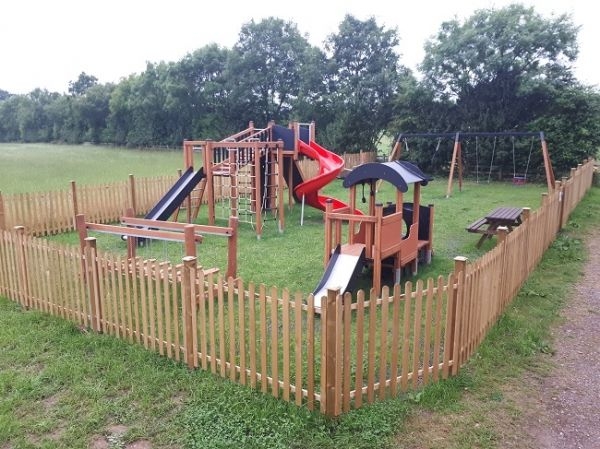 Spielplatz, Spielgerät, Holz, Holzspielanlage, Schaukeln