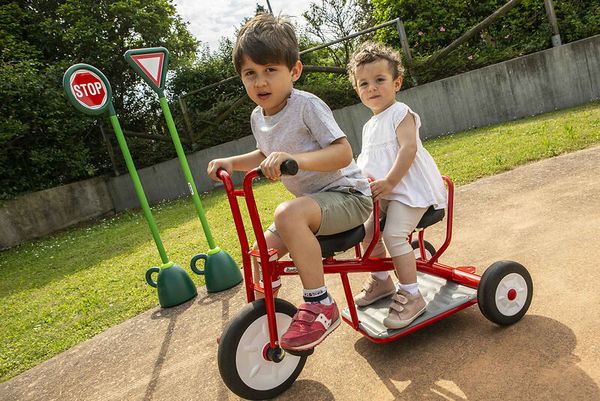 Trike, Kinder, zwei Kinder, roter Rahmen, Tandem-Pedalrahmen