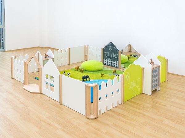 Kindergarten, Kletter-/Spielbereich, Stützende Hecken-/Wehrzaun, Holzanlage, Pirat-/Höhlenmotiv