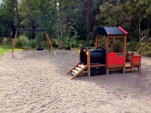 Kinderspielplatz, Holzspielanlage, Sandkasten, Tunnel, Rutsche