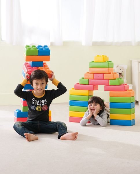 Kinder-Spielzeug, Bausteine, bunte Blöcke, Spielzimmer, Blockturm