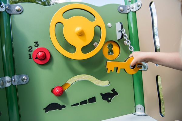 Spielplatz, Spielgerätschaften, Rad, Schlüssel, grünes Panel