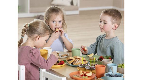 Kinder essen, Frühstückstafel, Kinderessen, Teller mit Obst, Kindergruppe