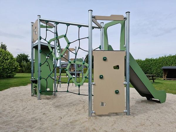 mittleres Klettergerüst Boris mit Rutsche