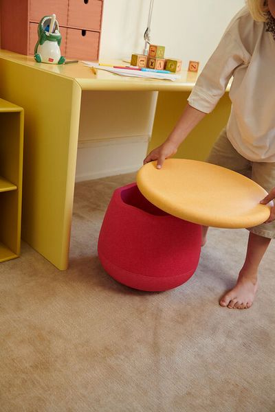 Kinderstuhl, Hocker, Rundtisch, Holzplatte,  Spielzimmer