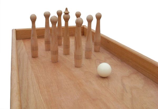 Tischkegelbahn mit Abrollrampe und Holzqueue, Ausführung wählbar