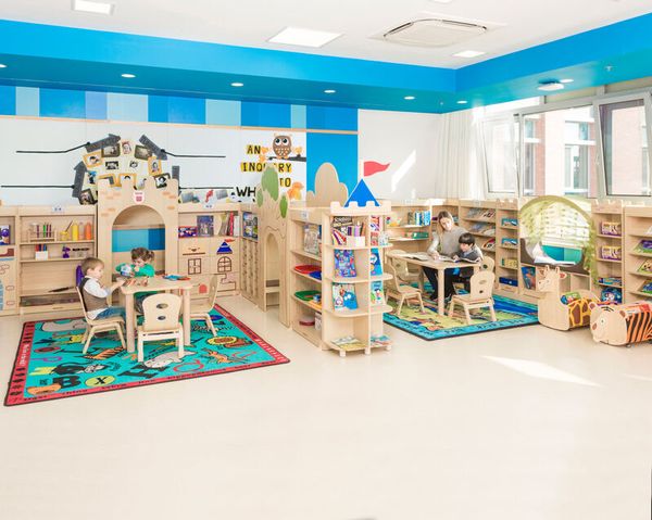 Kindergarten, Puzzletisch, Holzmöbel, Spielbereich, Regale