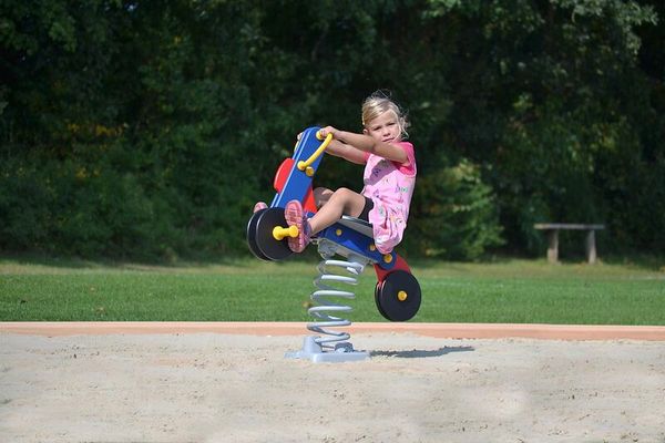 Kinderspielzeug, Fahrzeug, Springfeder, Sitzauto, Spielplatz