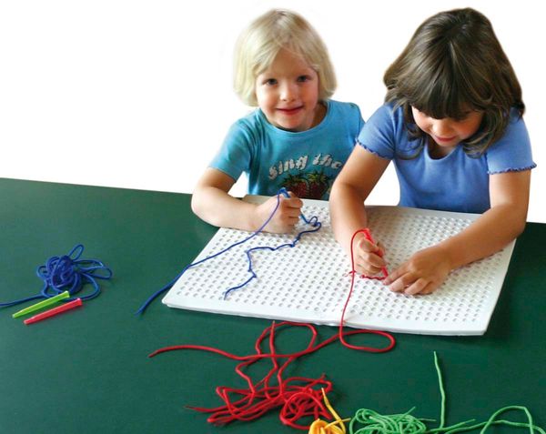 Kinder,  strings,  Bastelboard,  Fädelarbeit,  Fädelmaterial