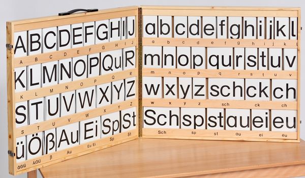 BETZOLD Große Buchstabenkarten, magnetisch, im Holzkoffer