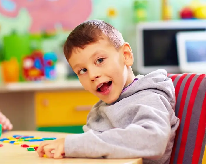 Inklusion in der Kita leben zwei Jungs zusammen am Spielen