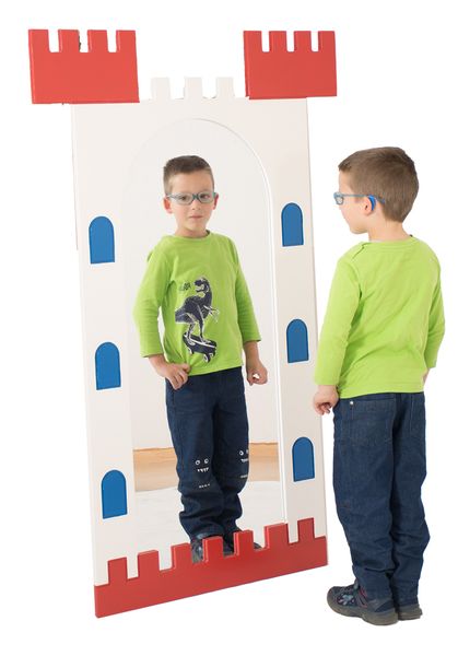 Kinder Spiegel, Kastenspiegel, Holzmöbel, grünes Shirt, Jeans